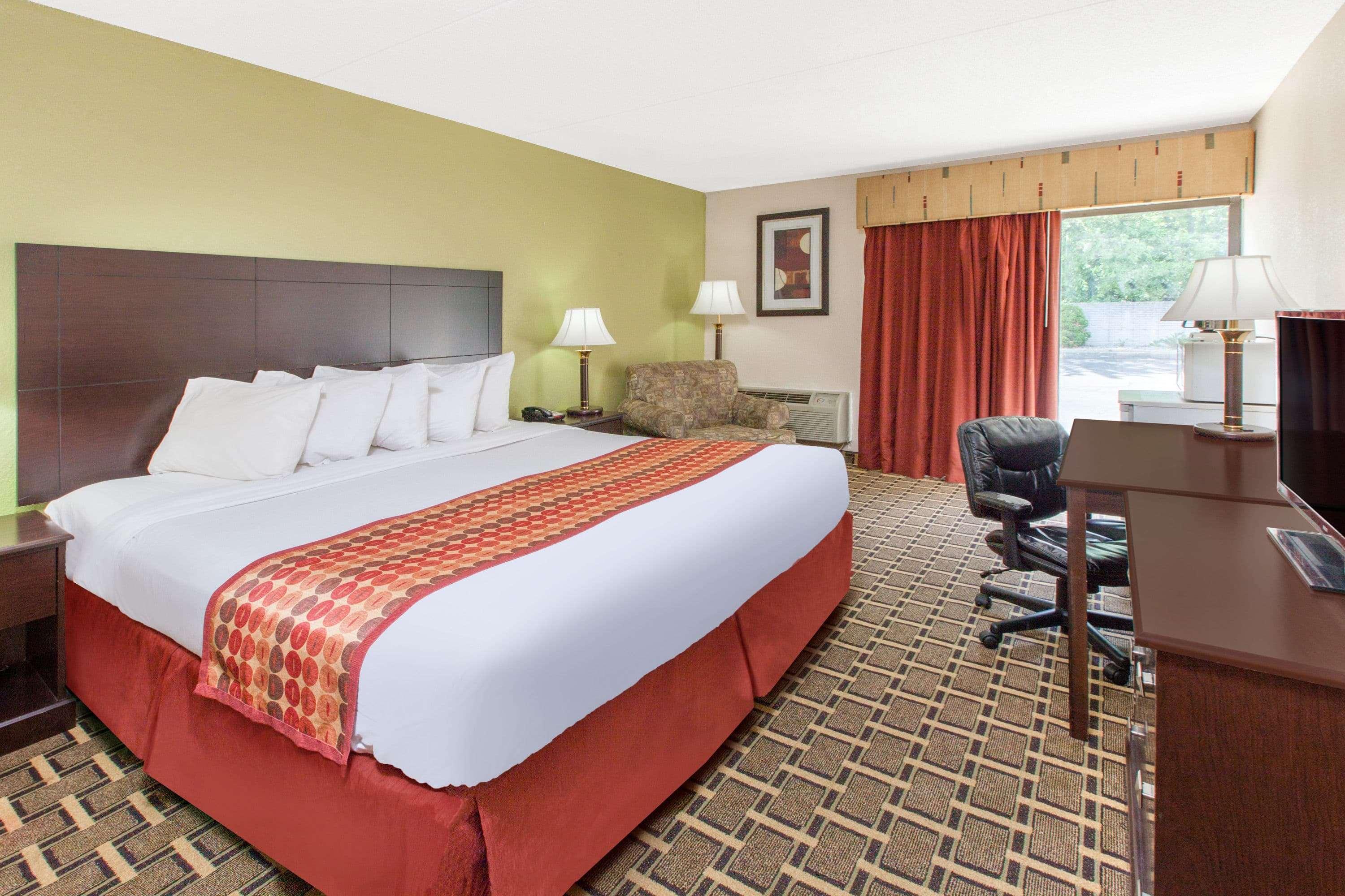 Days Inn & Suites By Wyndham Madison Heights Mi Exterior foto