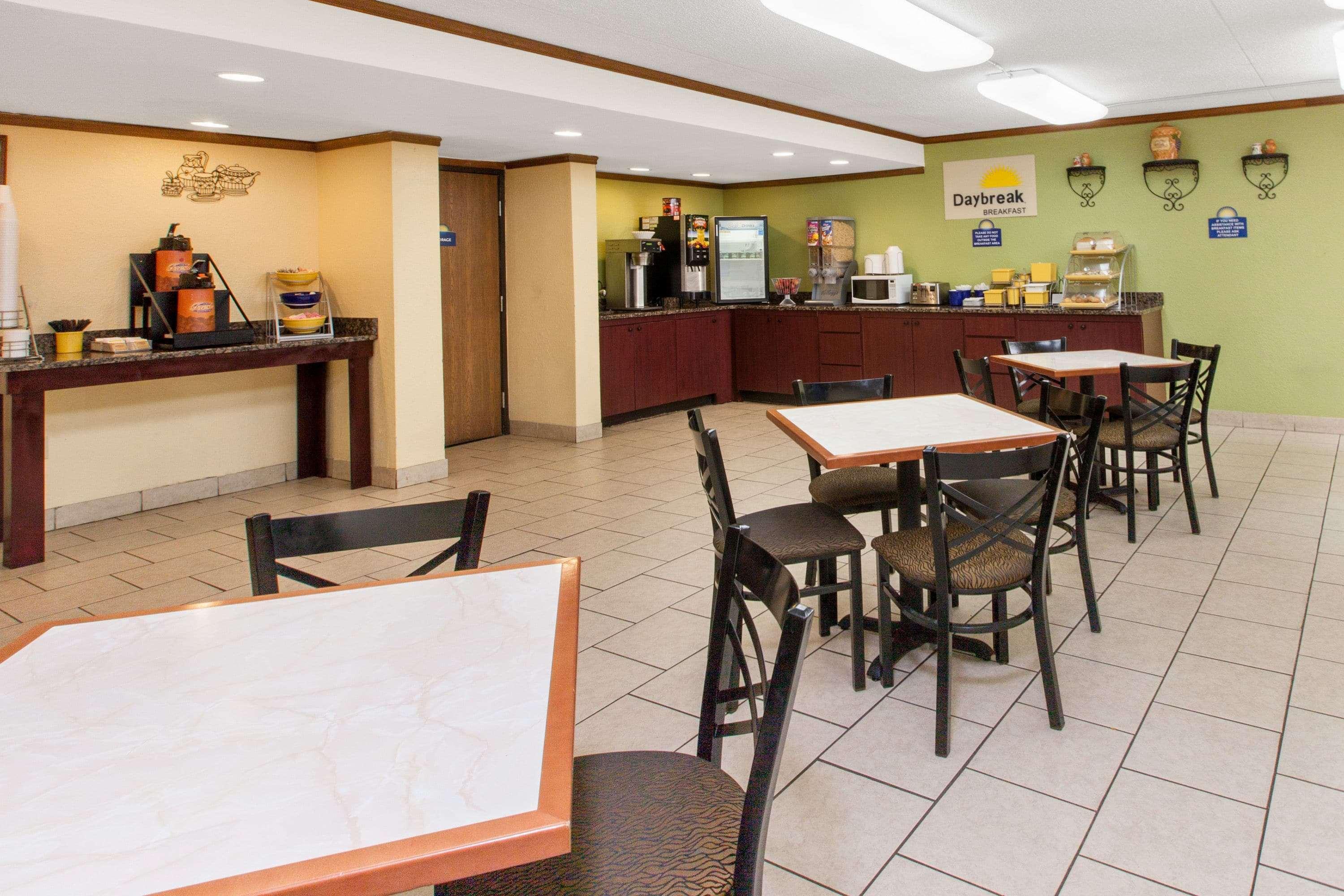 Days Inn & Suites By Wyndham Madison Heights Mi Exterior foto