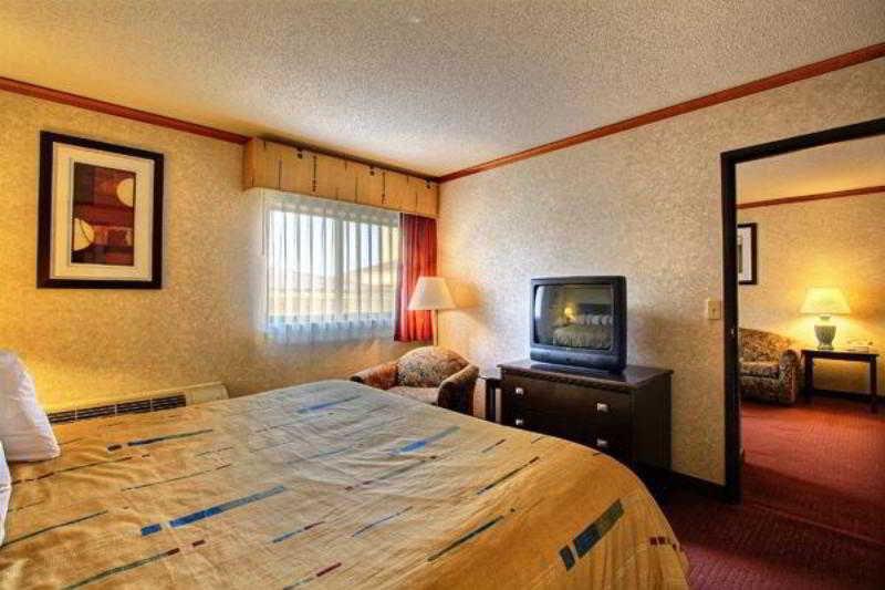 Days Inn & Suites By Wyndham Madison Heights Mi Exterior foto