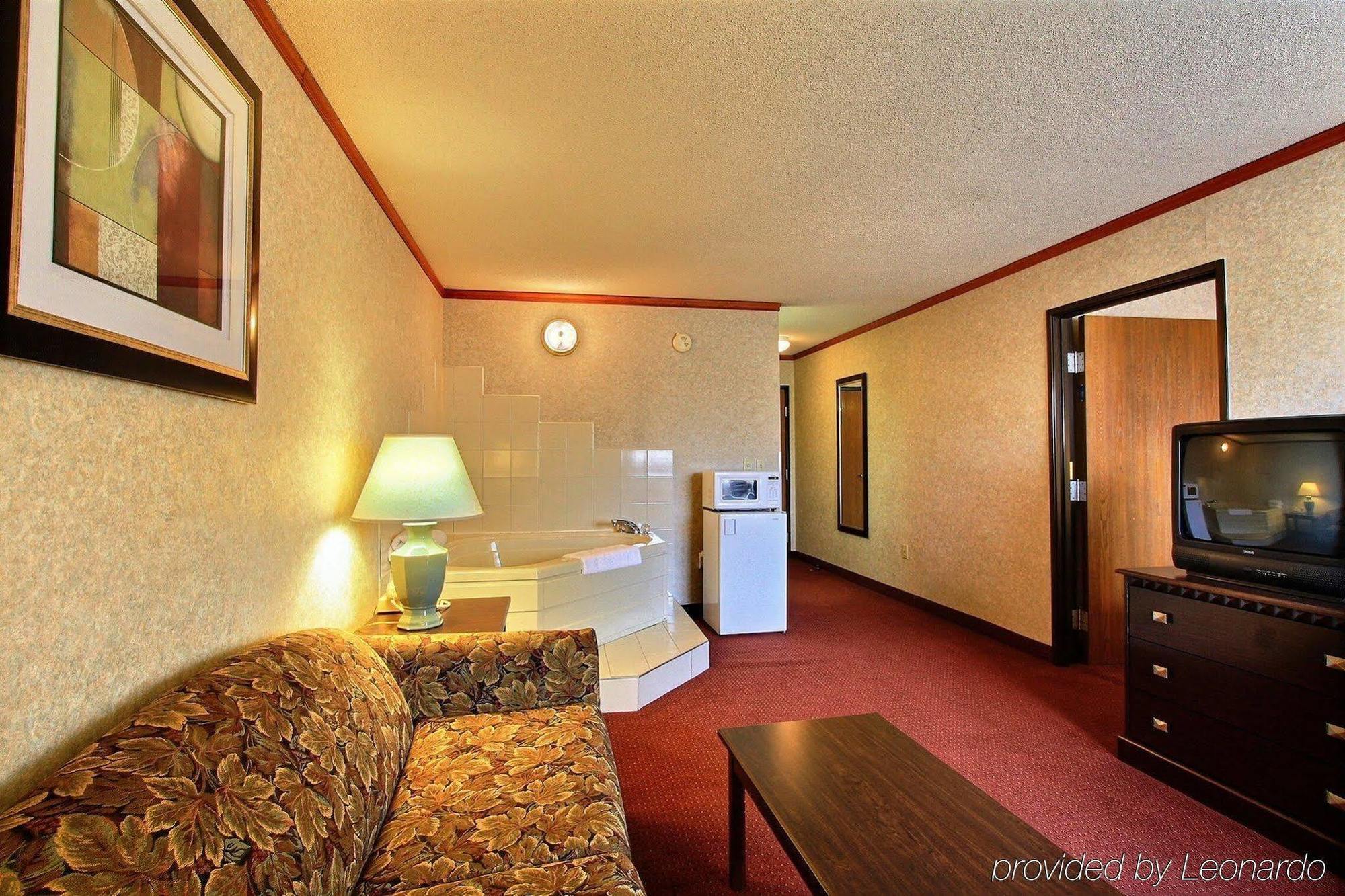 Days Inn & Suites By Wyndham Madison Heights Mi Exterior foto